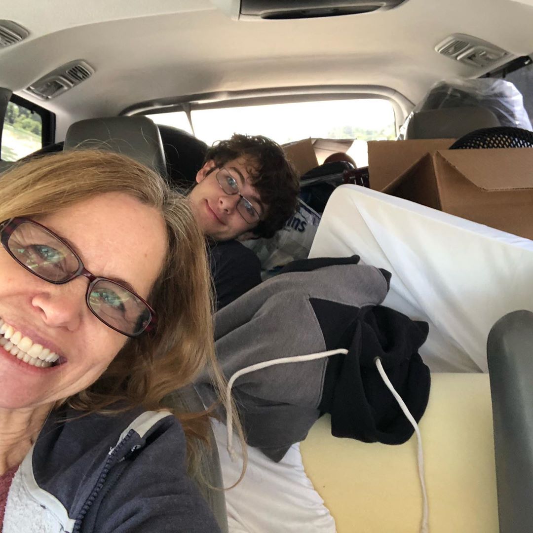 Mom and son in car with college belongings shoved in. Photo by Instagram user @ginibellawala