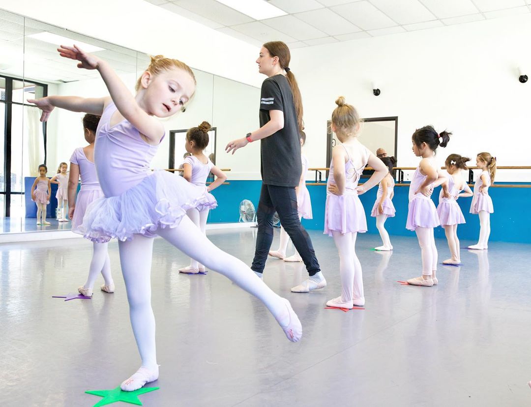 Little girl dancing in ballet class. Photo by Instagram user @artisticodance