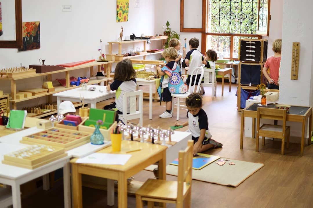 Kids playing in Montessori School. Photo by Instagram user @montessorischoolalmeri