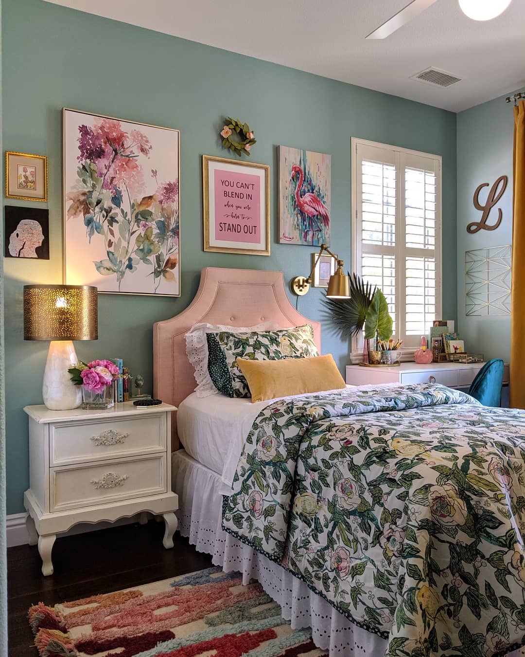 Well-designed floral teen bedroom. Photo by Instagram user @tereza_sparks_design