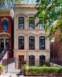 A cream brownstone located in Chicago's Lincoln Park. Photo by Instagram user @acmillerphoto