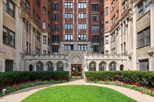 Inner square in a brick and stone apartment complex. Photo by Instagram user @nancyackermanrealestate