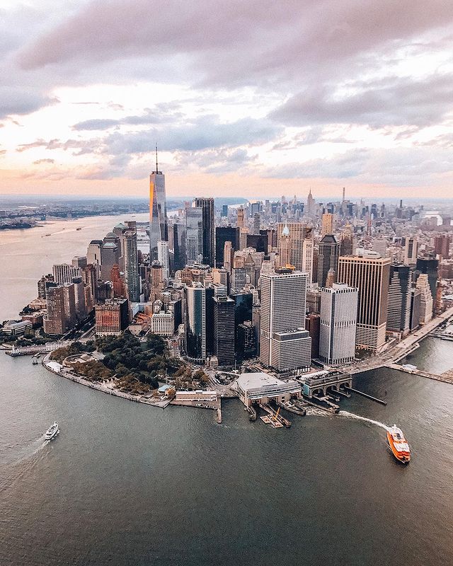 Manhattan skyline at dusk with the bay in view. Photo by Instagram user @bustyroams