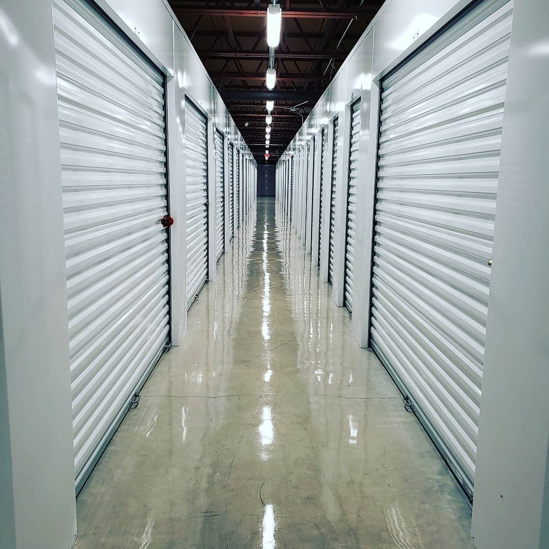 Packing up items in a white storage unit. Photo by Instagram user @minionmanelmore