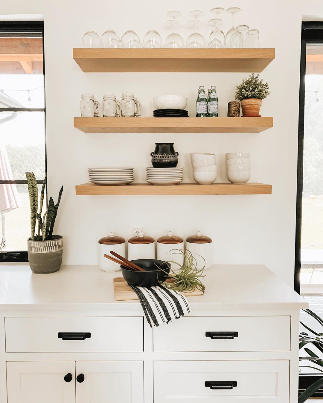 Floating shelves in modern kitchen. Photo by Instagram user @kassandrakedoning