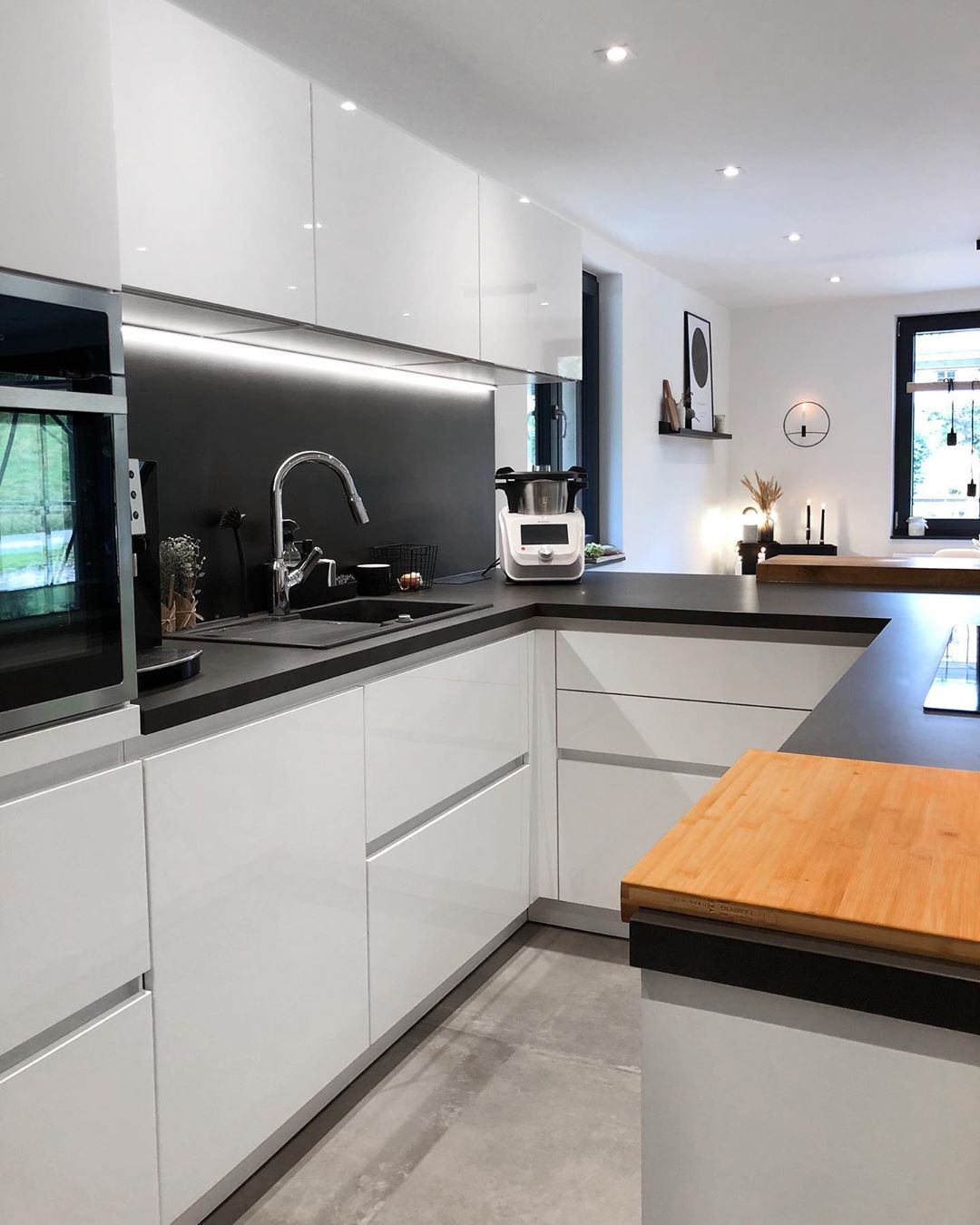 Modern kitchen with no hardware on cabinets. Photo by Instagram user @grey_interior_love