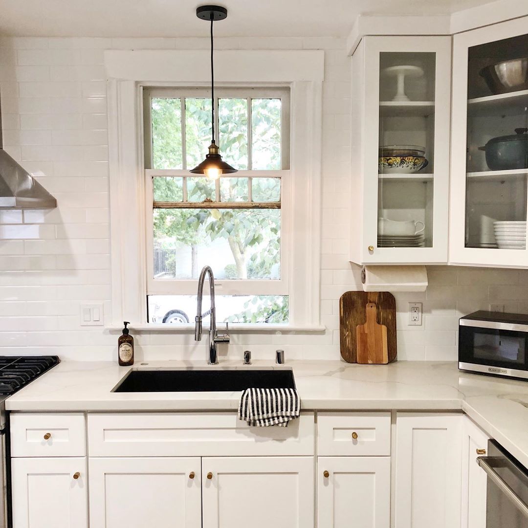 Kitchen cabinets with glass. Photo by Instagram user @michellefgroft