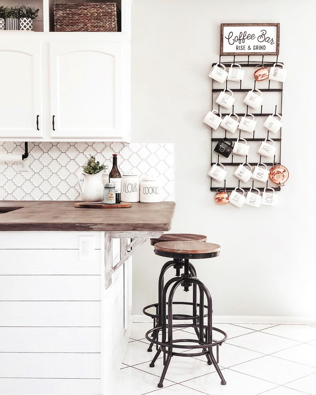 Hanging coffee mug rack on kitchen wall. Photo by Instagram user @fiddleleafinteriors
