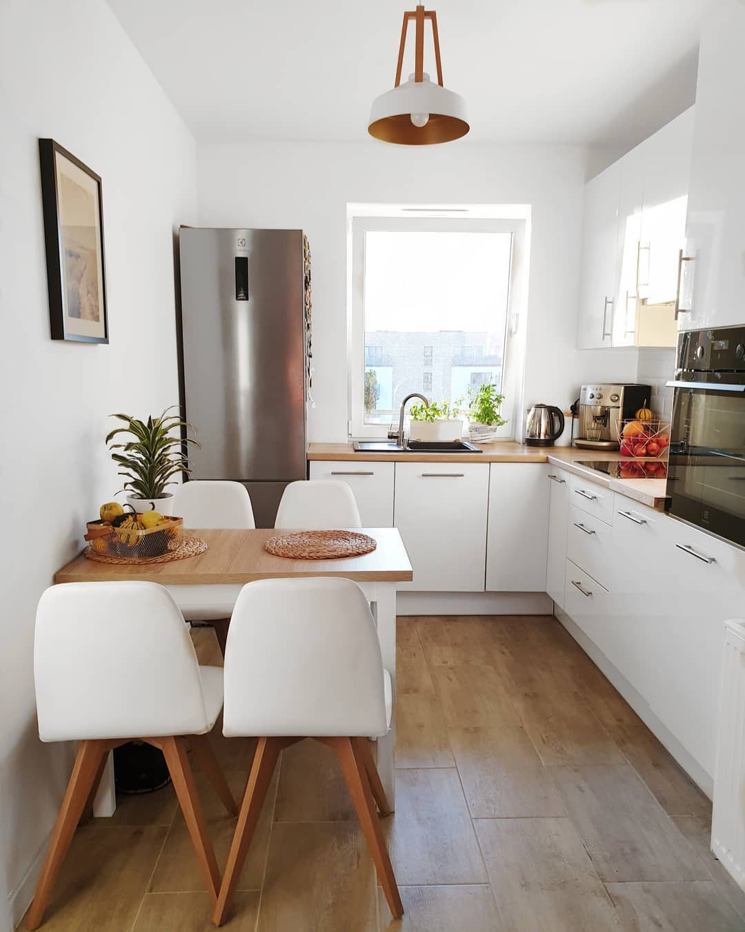 Small apartment kitchen. Photo by Instagram user @flatwithcat