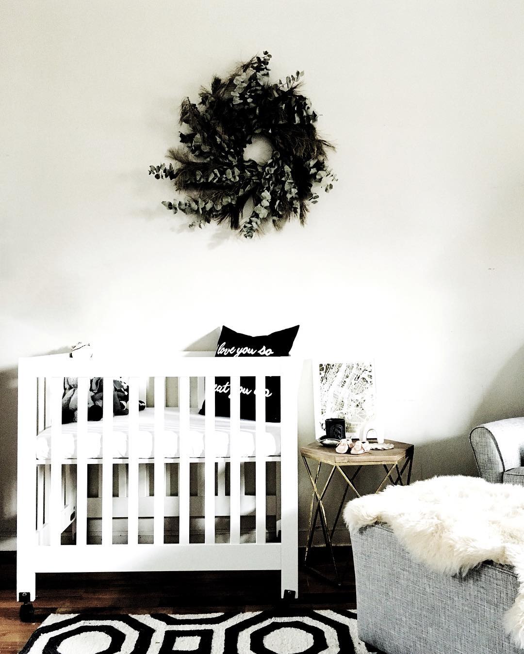 Corner-style baby crib. Photo by Instagram user @parkeretc