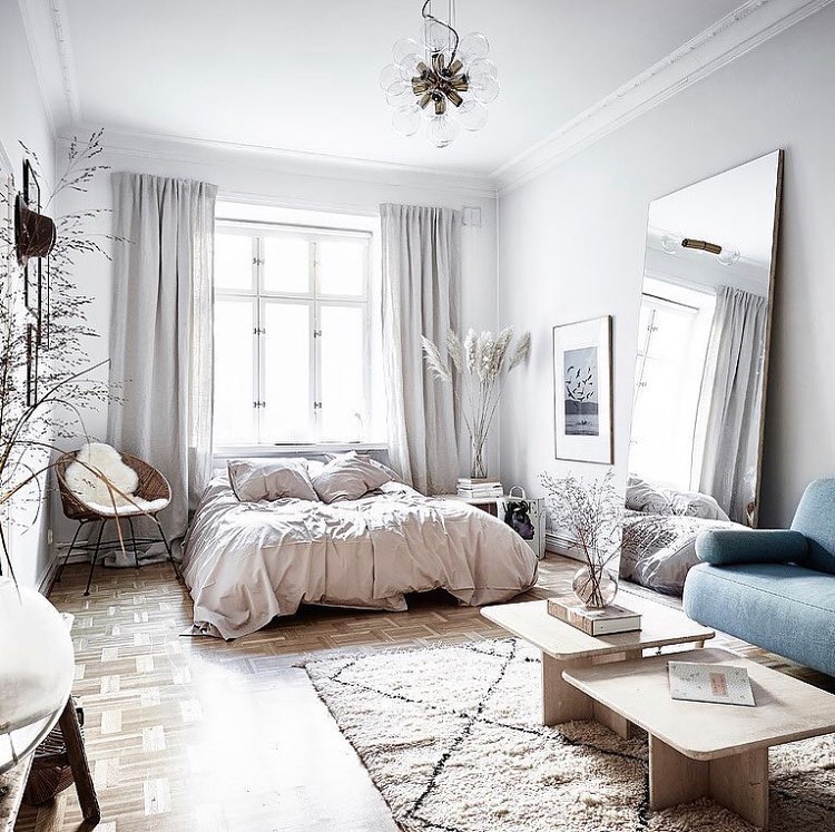 Studio apartment with white and gray design. Photo by Instagram user @soeursmagazine_