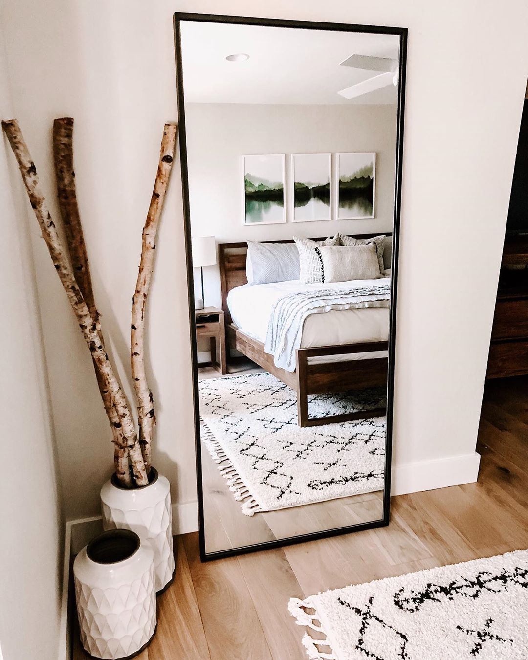 Mirror in small bedroom. Photo by Instagram user @styledwithlife