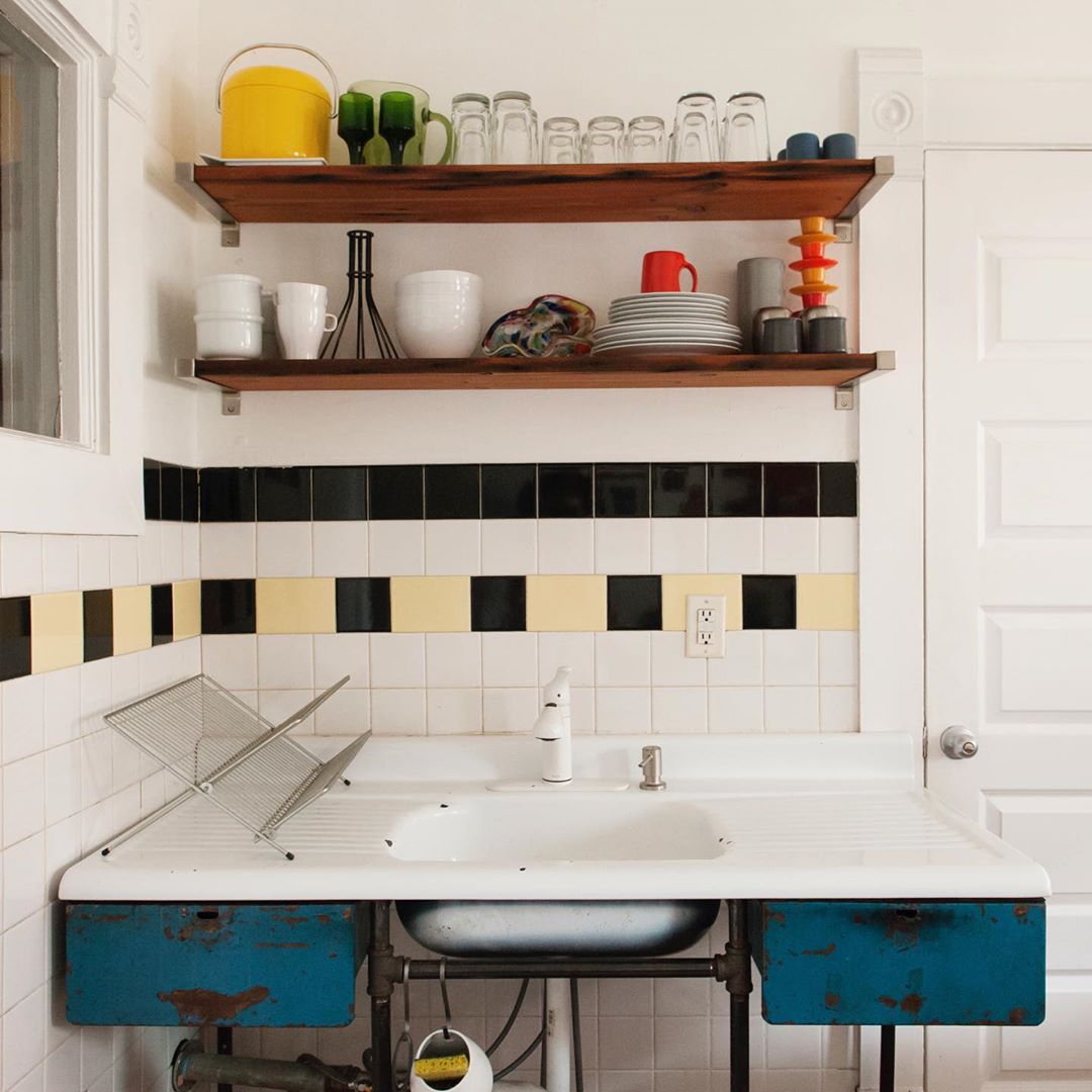 Kitchen with vintage sink. Photo by Instagram user @paper_and_pate_interior