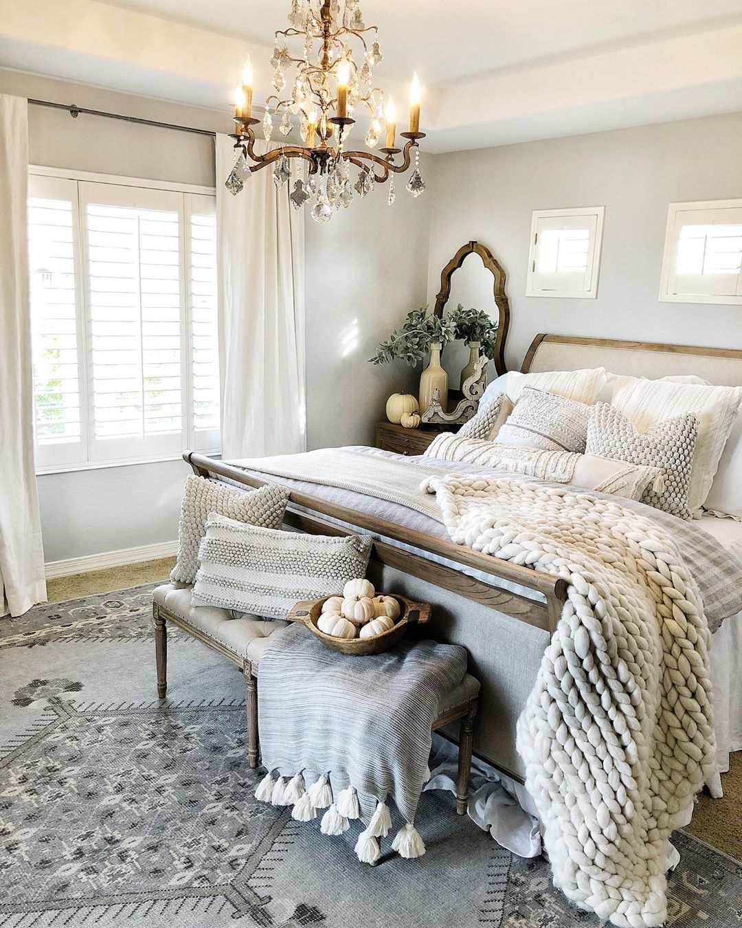 Farmhouse boho chic-style bedroom. Photo by Instagram user @desertdecor