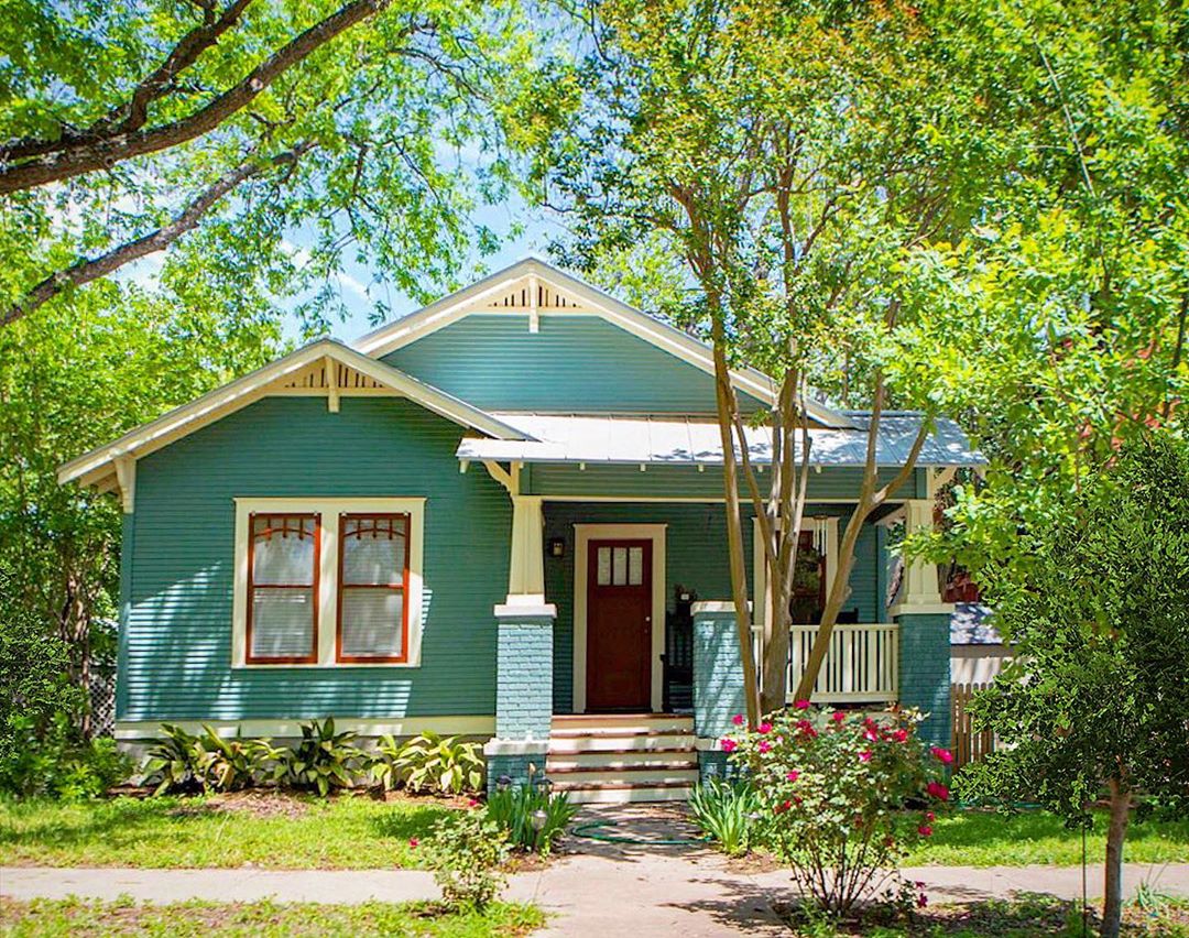 Exterior of brightly colored bungalow. Photo by Instagram user @bungalowsandcottages