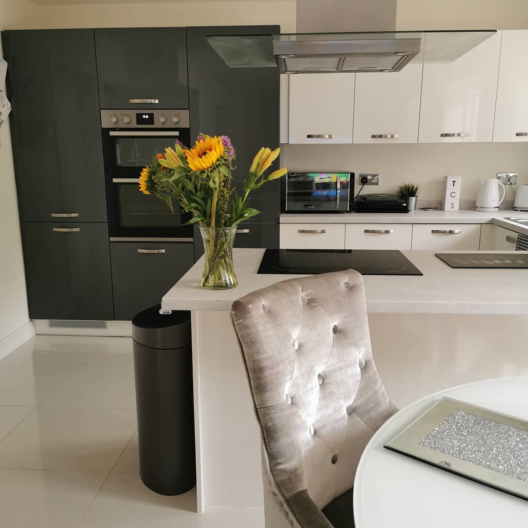 Clean, staged kitchen and breakfast nook. Photo by instagram user @newcheshirehome