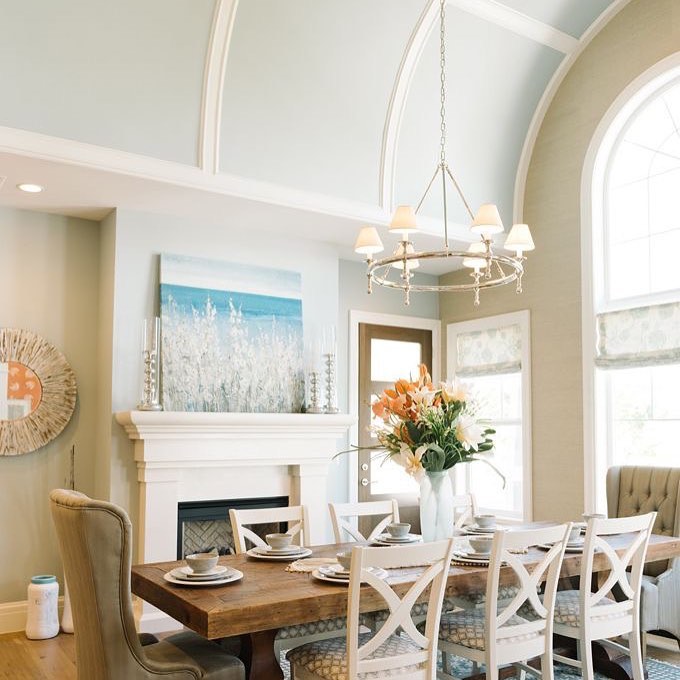 Dining room with neutral walls and light blue ceiling. Photo by Instagram user @vchomeandesign