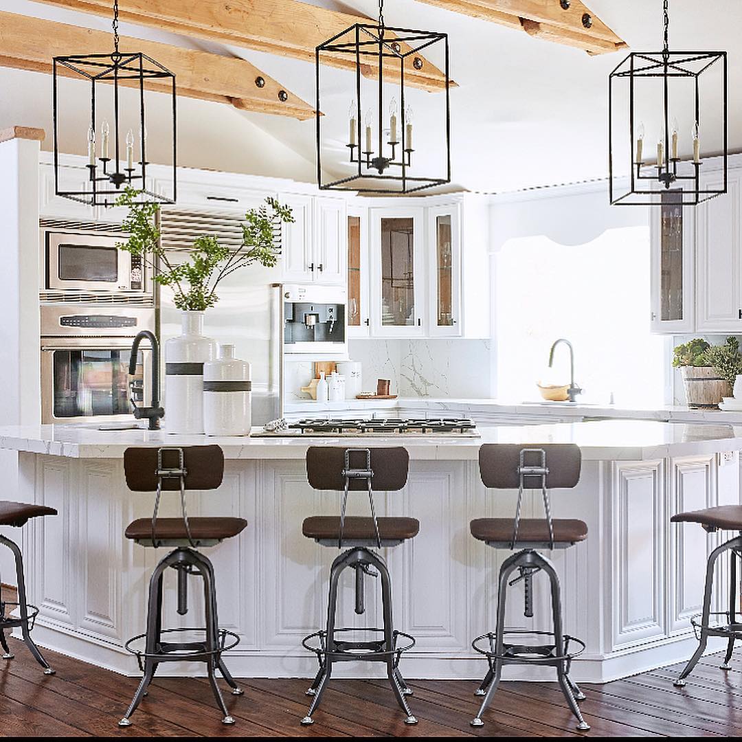 Modern kitchen with hanging light fixtures. Photo by Instagram user @kimberlykayinteriors