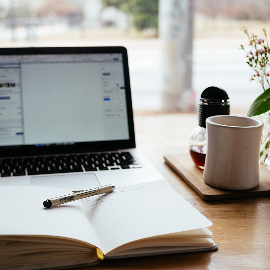 Computer next to notepad and coffee mug. Photo by Instagram user @horizon_estates