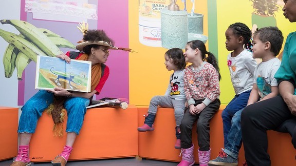 Children listening to a worker dressed up read a story. Photo by Instagram user @sixinchusa