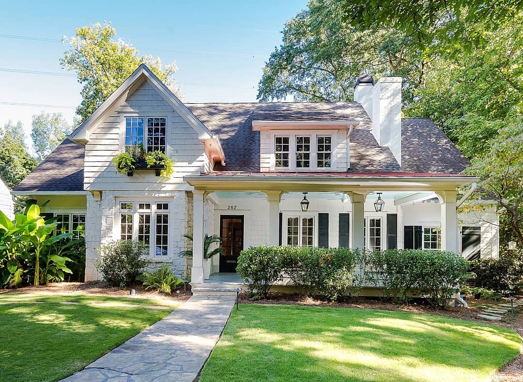Exterior of well-maintained home in Georgia. Photo by Instagram user @ansleyatlanta