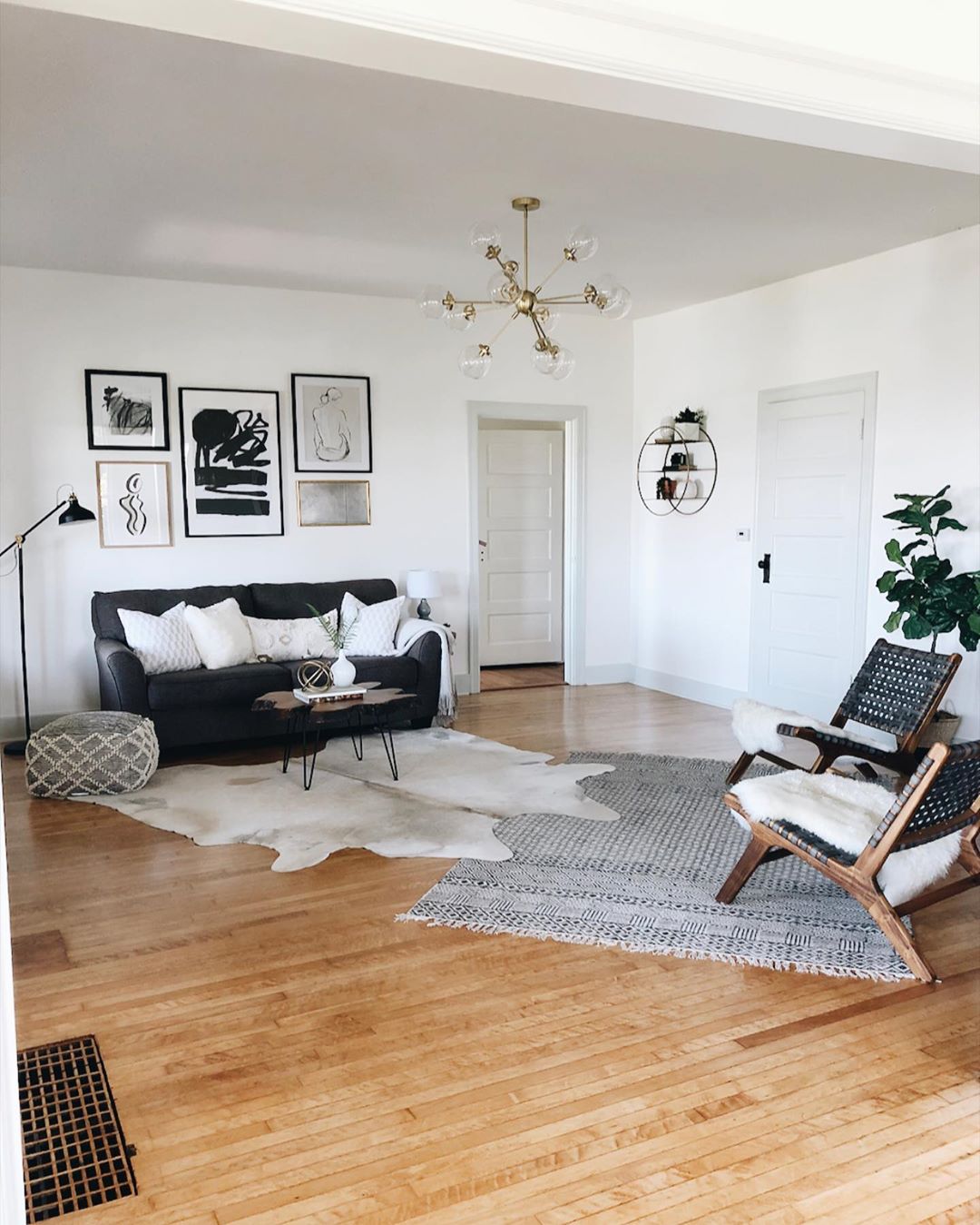 Spacious apartment room with minimalist design. Photo by Instagram user @sarahshireed