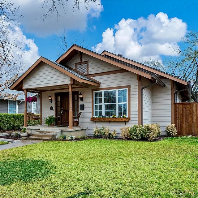 Cream-colored ranch-style home with green lawn in Winnetka Heights, Dallas