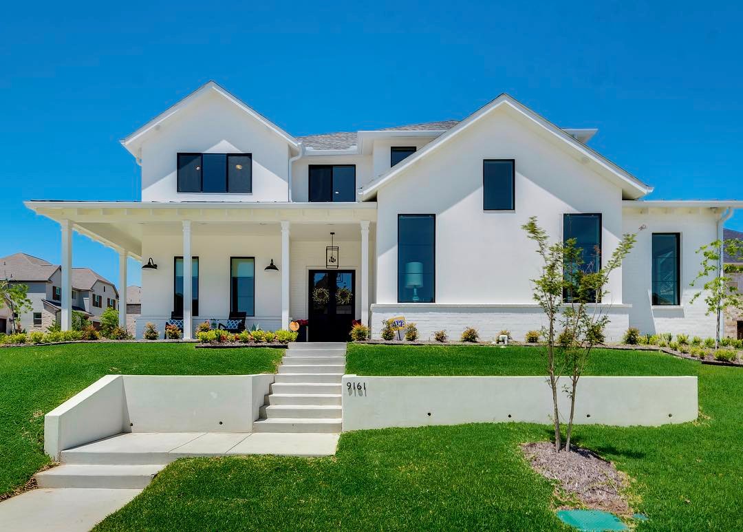 Grand 2 story white home with natural lighting and beautiful curb appeal. Photo by Instagram user @newleafcustomhomesdallas