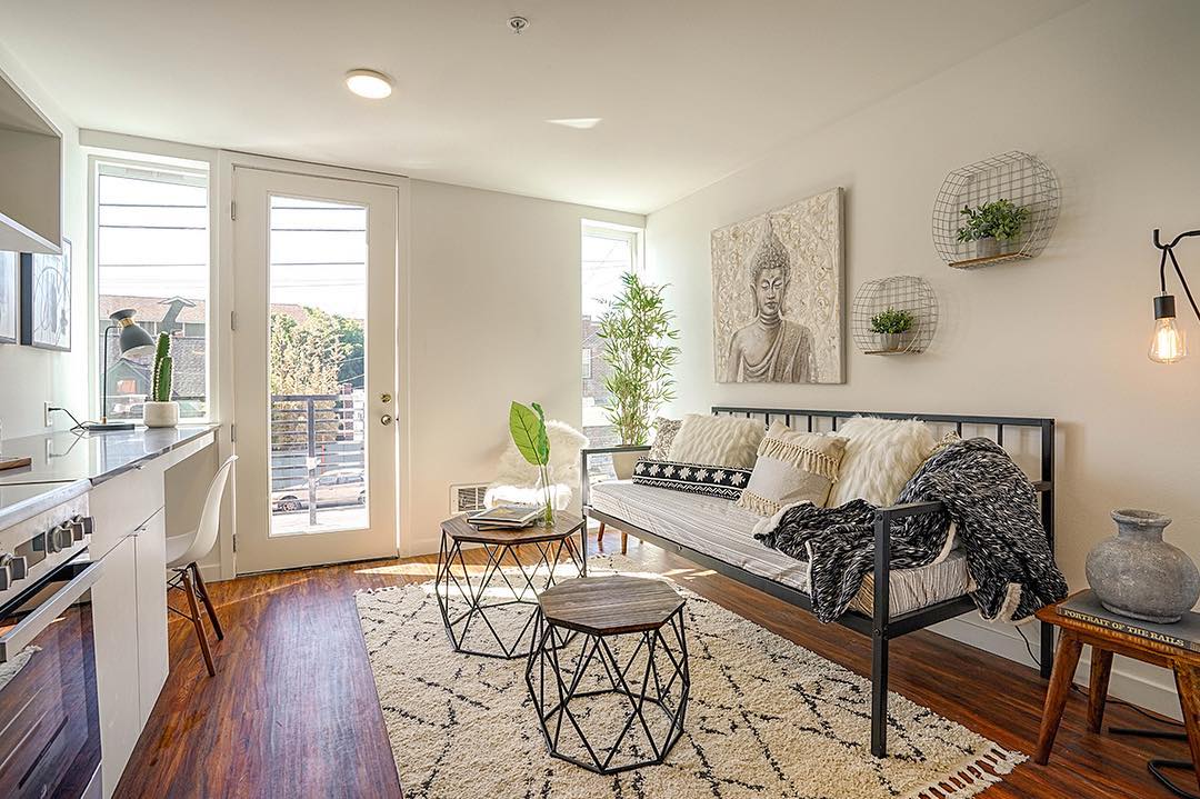 Small apartment staged for showing. Photo by Instagram user @brilliantstaging
