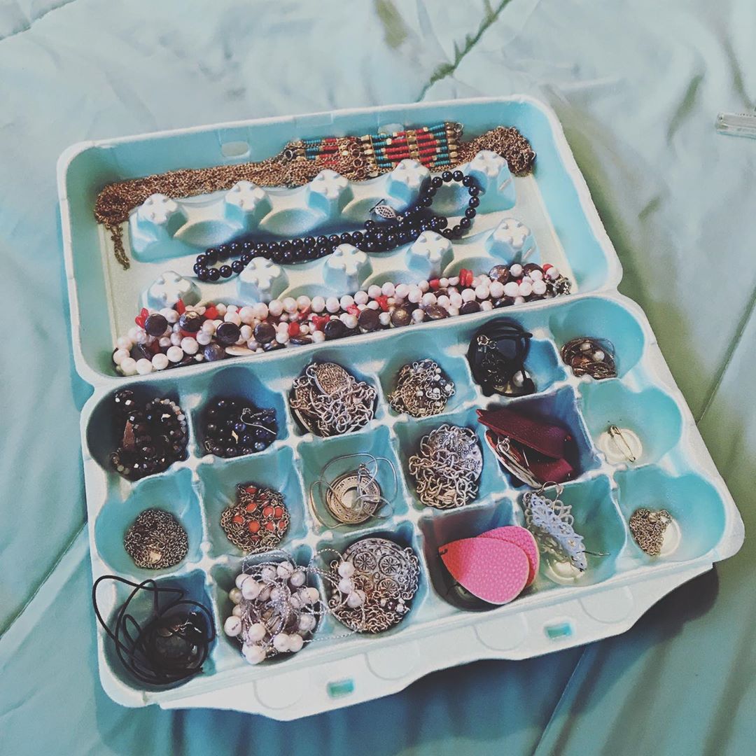 Jewelry stored in egg carton. Photo by Instagram user @brittanyraup