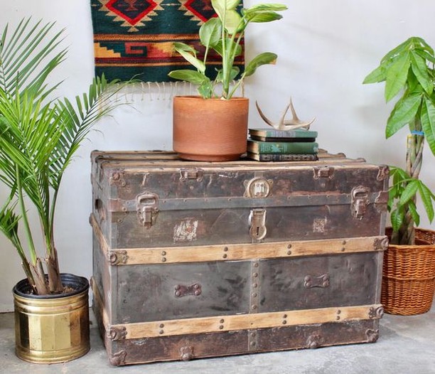 Antique trunk chest. Photo by Instagram user @offerup