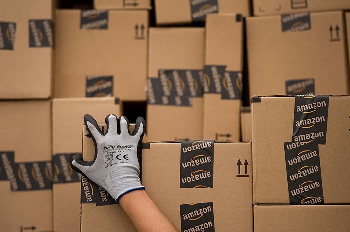 Worker placing Amazon packages into truck. Photo by Instagram user @myfbaprep
