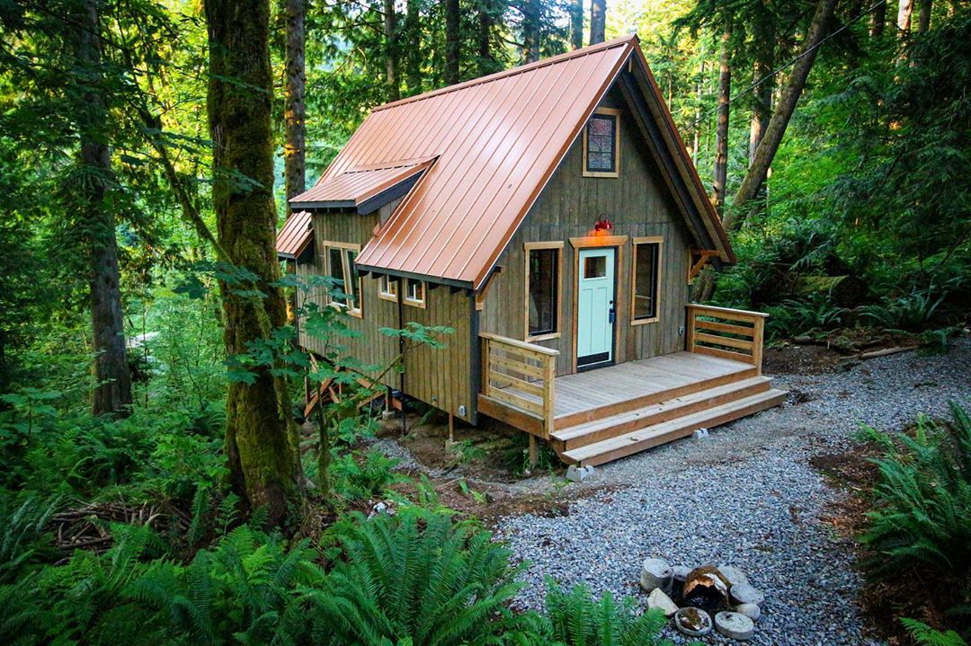 Cabin in the middle of the woods. Photo by Instagram user @cabinbuds