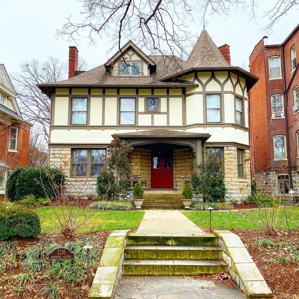 An old house located in Louisville's Cherokee Triangle neighborhood. Photo by Instagram user @anne__archie