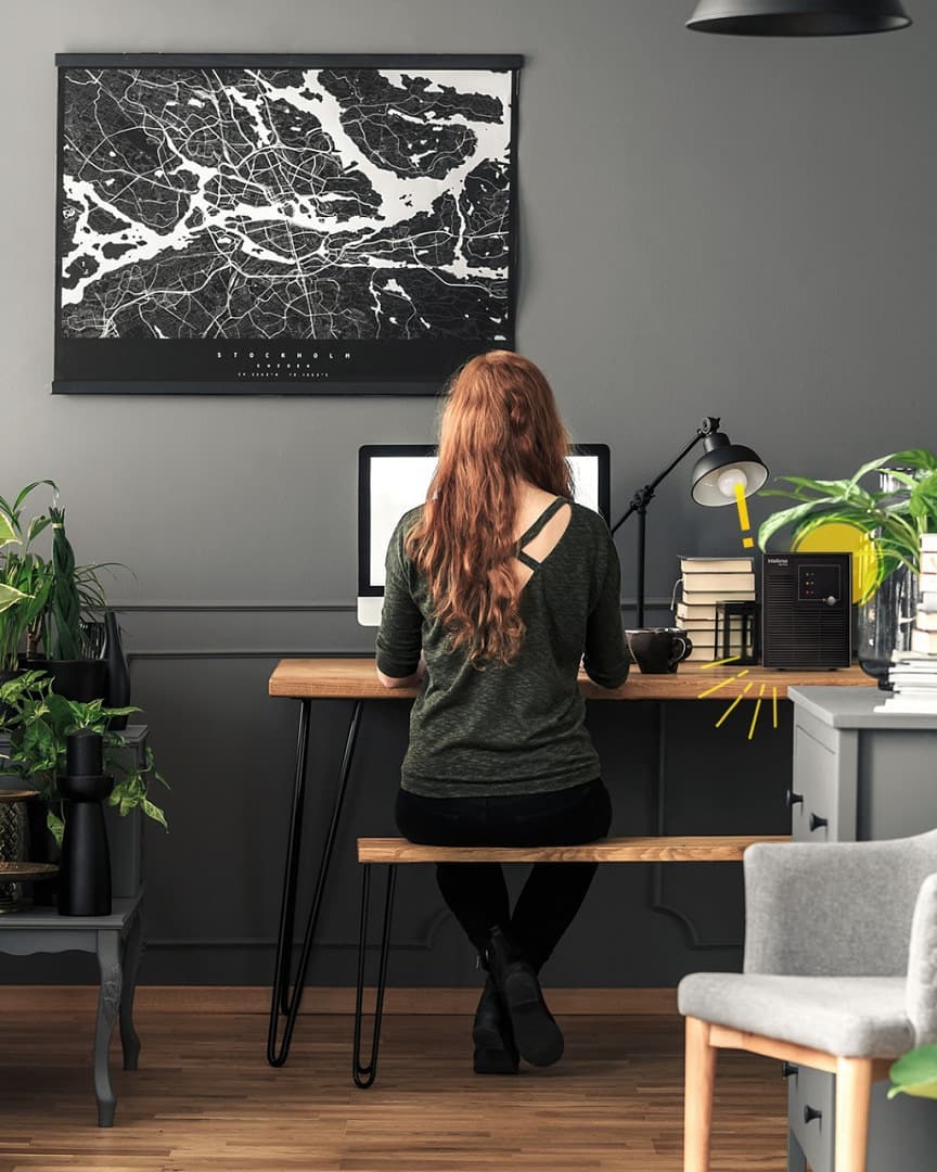 Woman sitting at home office desk. Photo by Instagram user @hminfoseg