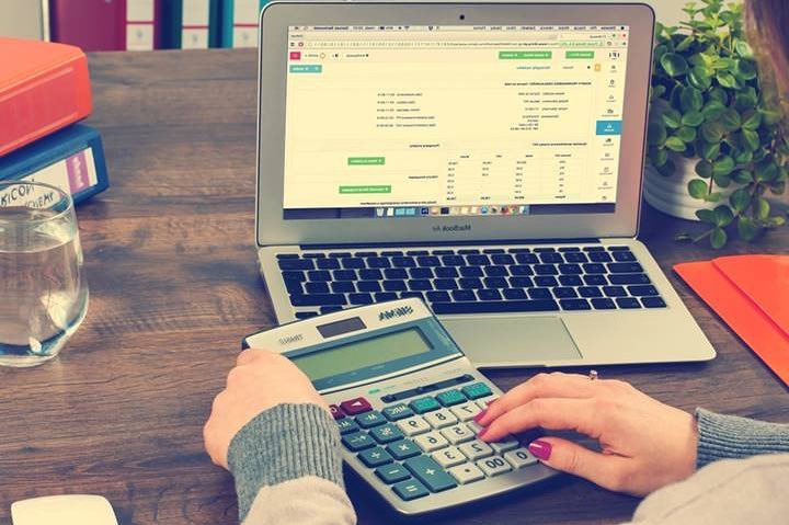 Small business owner working on budget. Photo by Instagram user @spectrum_pr