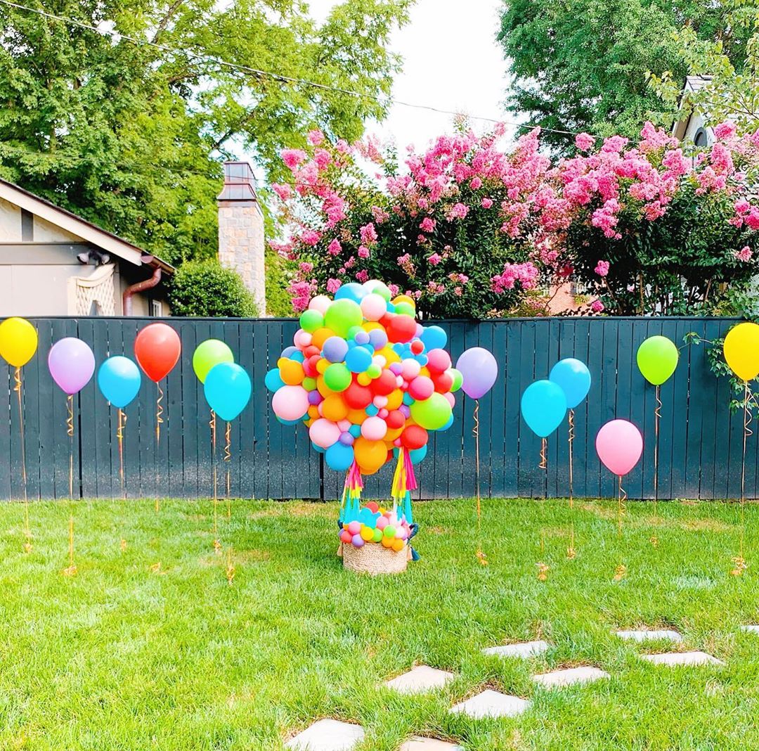 Balloons in backyard. Photo by Instagram user @vroomvroomballoon