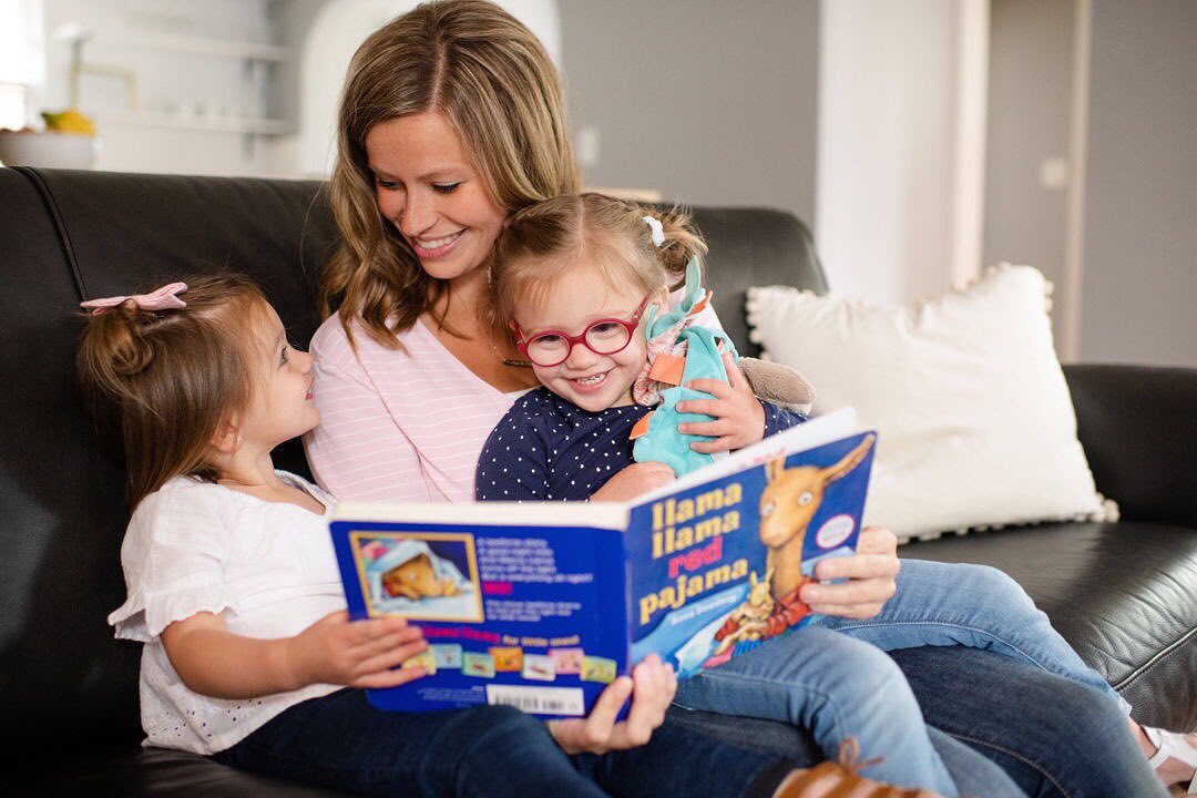 Mom reading to little girls. Photo by Instagram user @alliscalmsleepconsulting