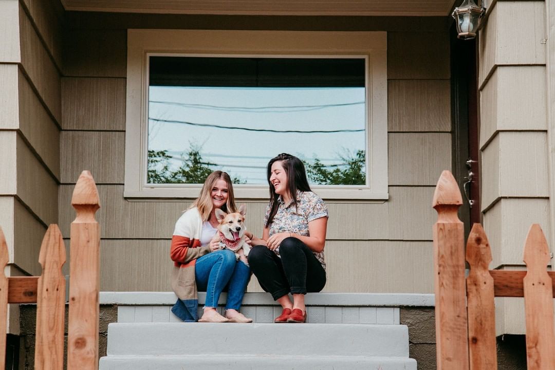 Neighbors on front porch. Photo by Instagram user @househunterpdx