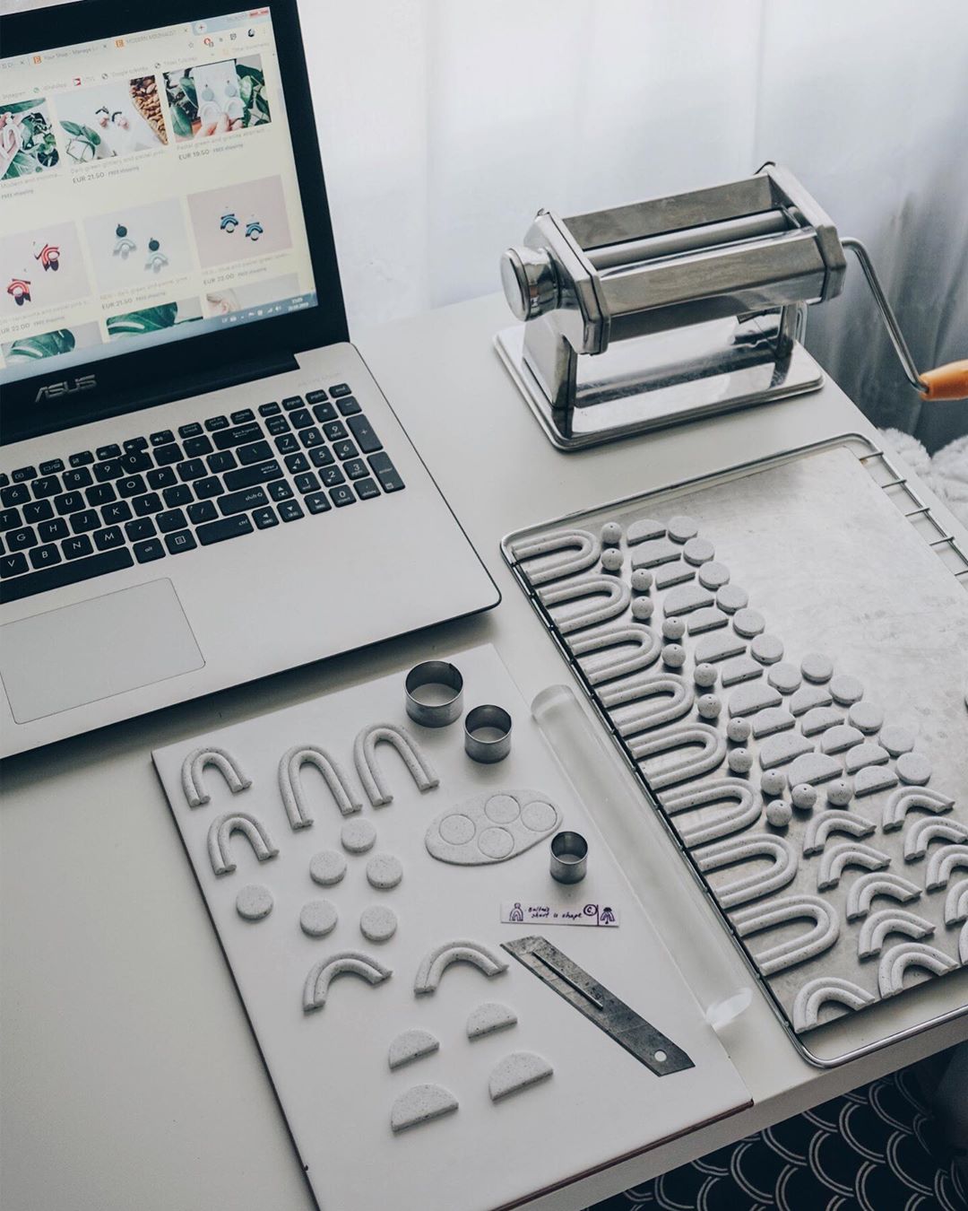 Craft materials on home desk. Photo by Instagram user @iebis