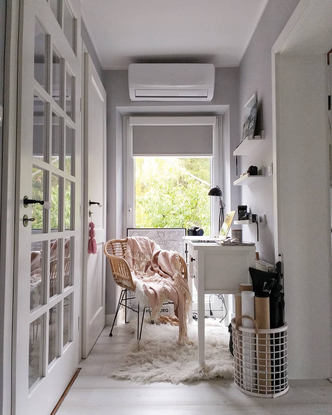 Home office set up in flex space. Photo by Instagram user @odinspiracjidorealizacji