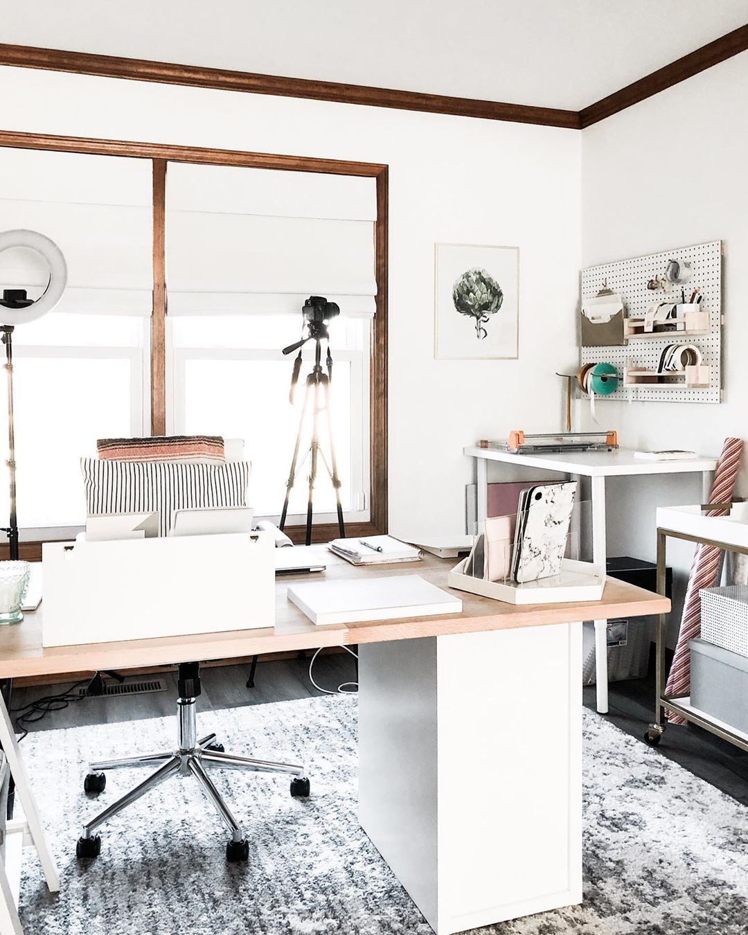 White home office. Photo by Instagram user @workspacery