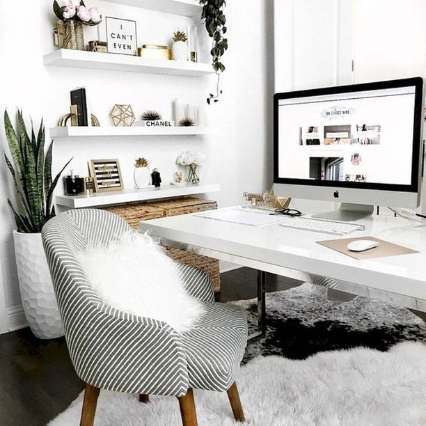 Cozy modern minimalist office. Photo by Instagram user @metrosotherwoman