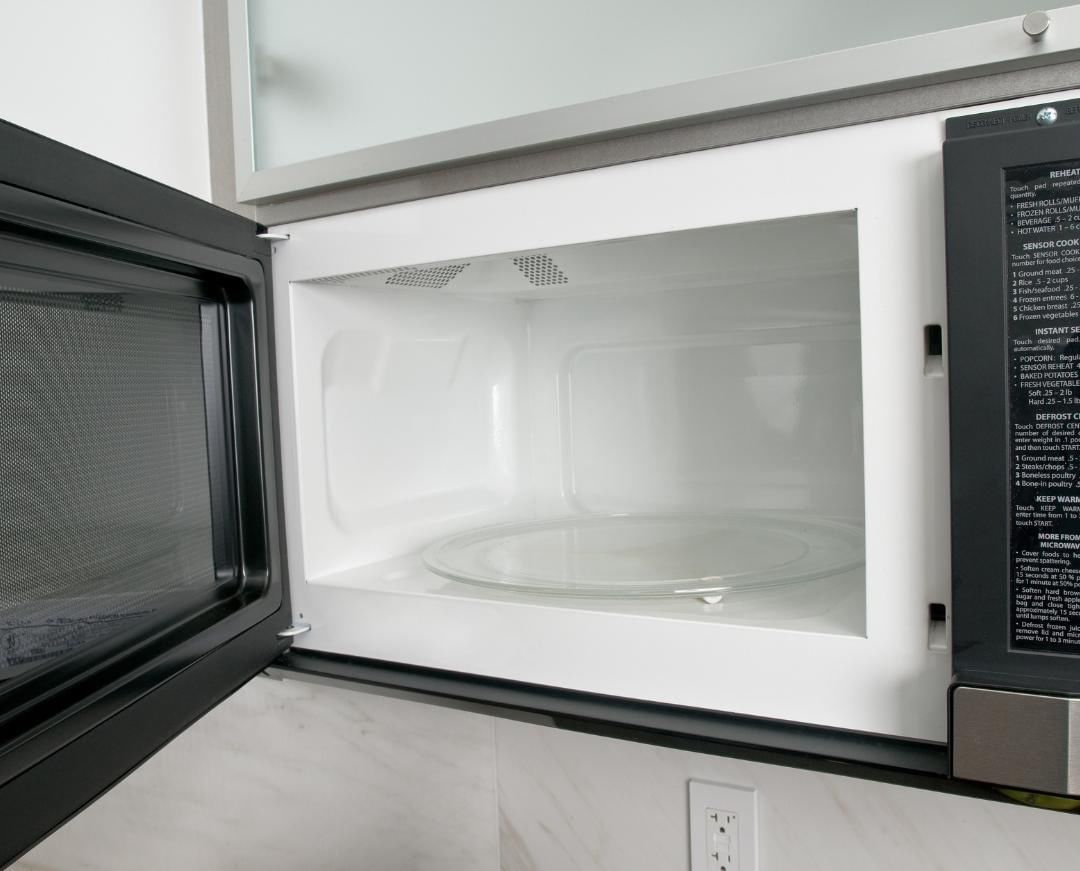 Black microwave with door open. Photo by Instagram user @fastklean