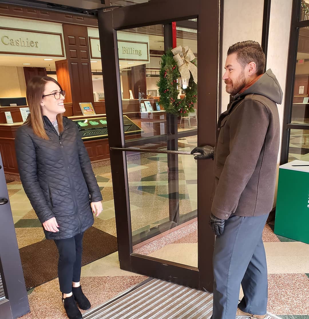 Man holding door open for woman. Photo by Instagram user @this.is.sioux.city
