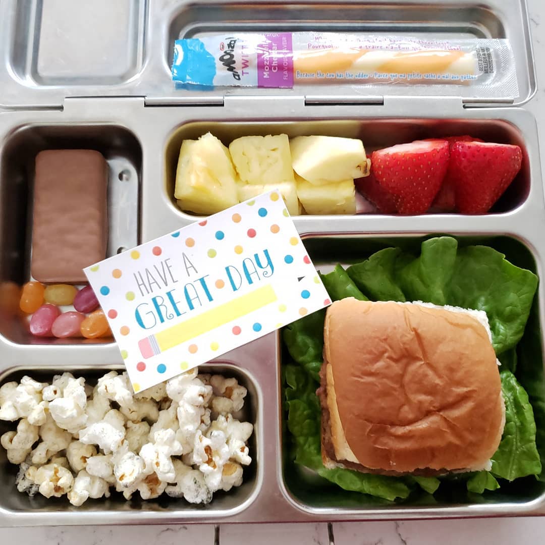Metal lunch box filled with food and note. Photo by Instagram user @mommy_food_lifestyle