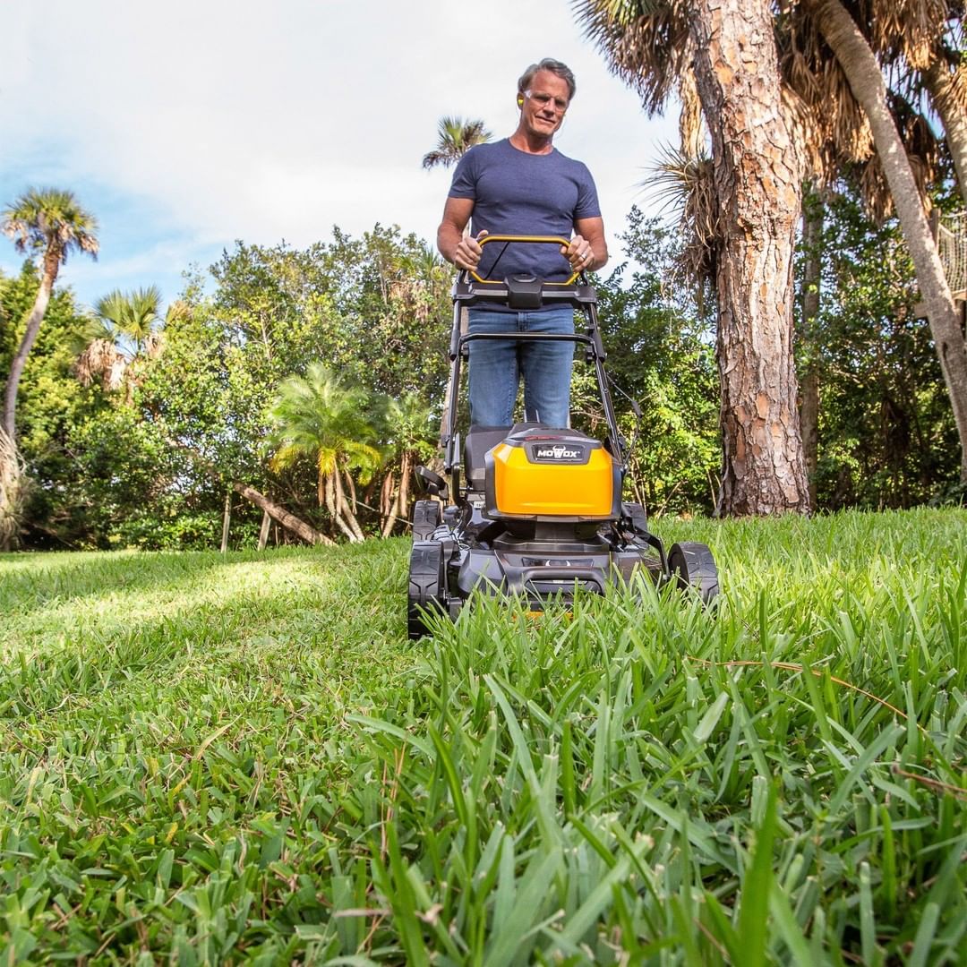 Man mowing lawn. Photo by Instagram user @mowoxtools