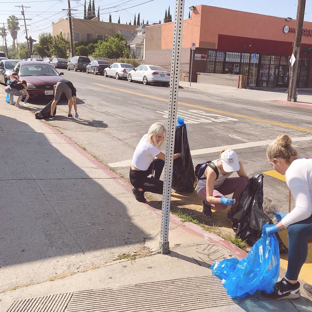 Group of people picking up litter on sidewalk. Photo by Instagram user @samarasacenter