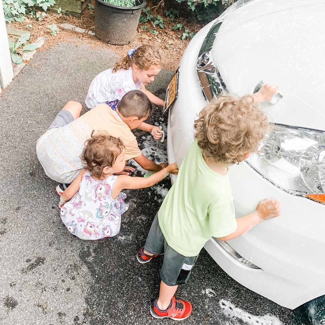 Kids washing white car. Photo by Instagram user @merrilulustudio