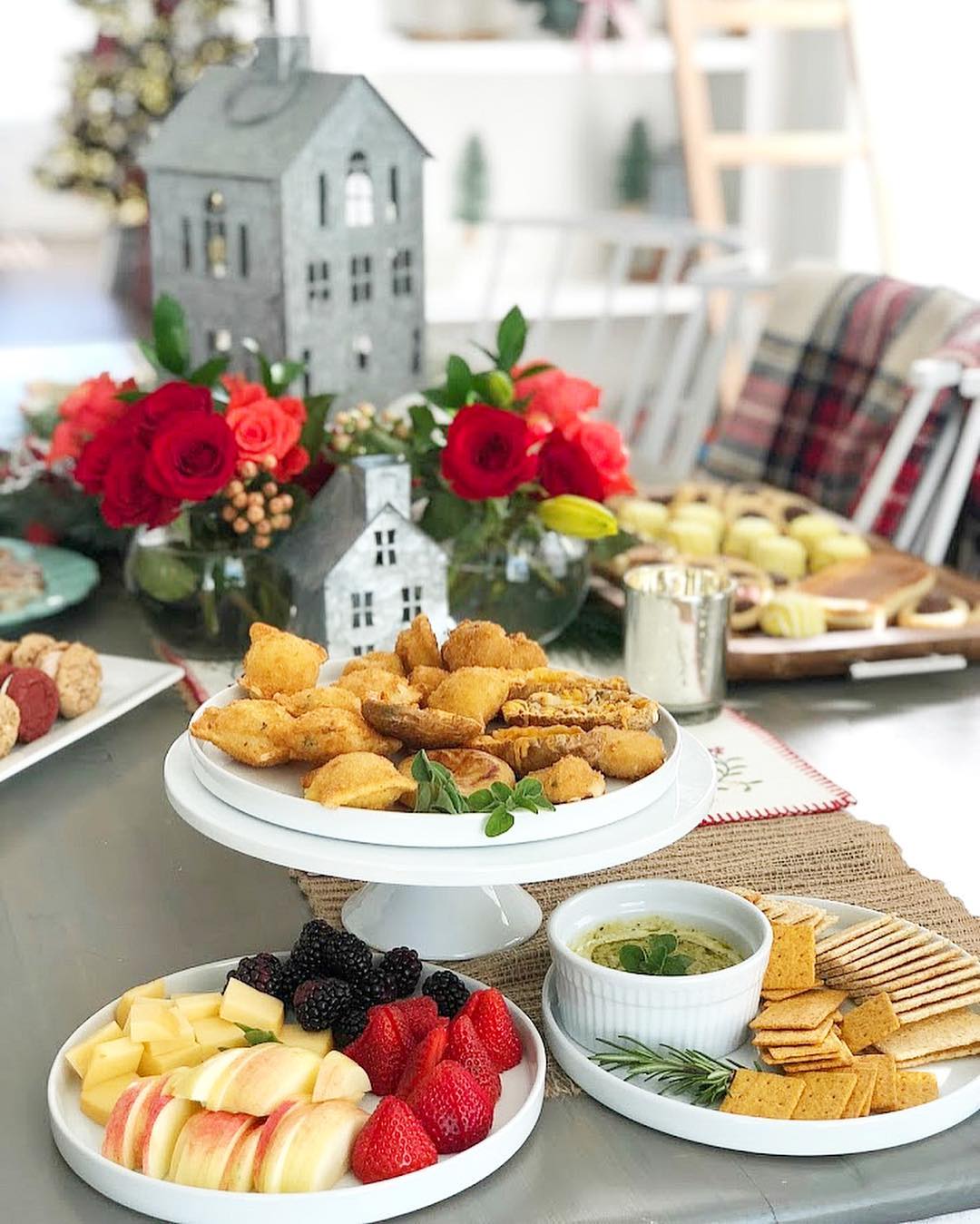 Buffet-style holiday meal. Photo by Instagram user @tatertotsandjello